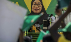 Portrait de la présidente sortante et candidate à la présidentielle en Tanzanie Samia Suluhu Hassan lors d'un meeting à Stone Town, le 26 octobre 2025 ( AFP / MARCO LONGARI )
