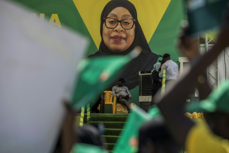 Portrait de la présidente sortante et candidate à la présidentielle en Tanzanie Samia Suluhu Hassan lors d'un meeting à Stone Town (Tanzanie), le 26 octobre 2025 ( AFP / MARCO LONGARI )
