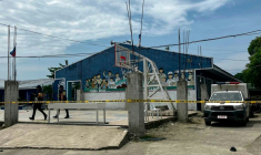 Devant le lycée de Tacloban, aux Philippines, où a eu lieu une fusillade, le 22 juin 2026 ( AFP / Noel  Sianosa )