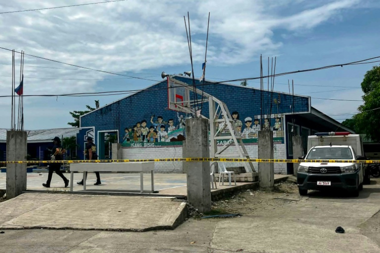 Devant le lycée de Tacloban, aux Philippines, où a eu lieu une fusillade, le 22 juin 2026 ( AFP / Noel  Sianosa )