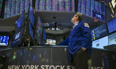 Un opérateur à la Bourse de New York, le 21 avril 2025. ( AFP / ANGELA WEISS )