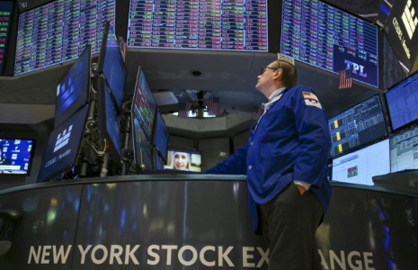 Un opérateur à la Bourse de New York, le 21 avril 2025. ( AFP / ANGELA WEISS )
