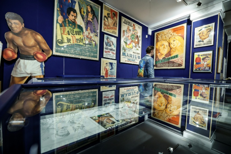 Des objets et des affiches de cinéma de la collection René Chateau exposés à Paris, le 7 avril 2026 avant leur vente aux enchères par la maison Millont, le 9 avril 2026 ( AFP / Ian LANGSDON )