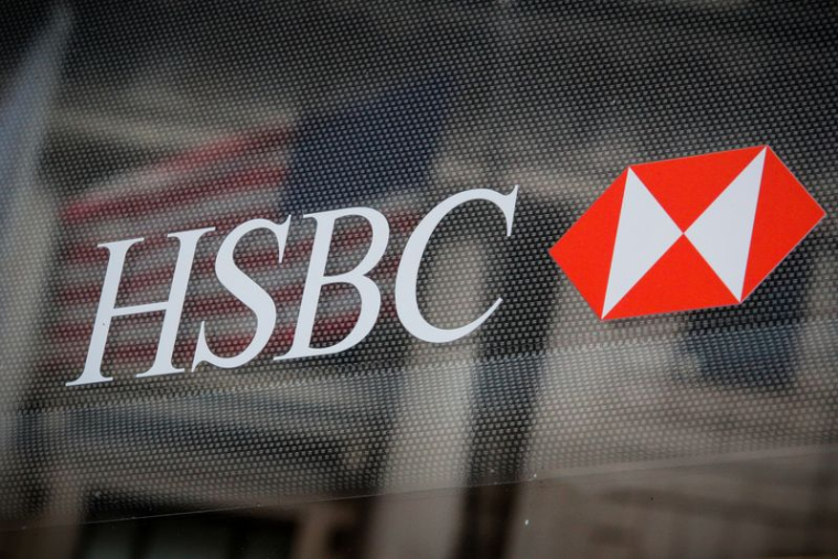 Le logo HSBC est visible sur une succursale de banque dans le quartier financier de New York