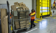 Un employé pousse un conteneur de colis dans un entrepôt DHL à Lesquin, près de Lille, le 12 novembre 2025 ( AFP / Sameer Al-DOUMY )