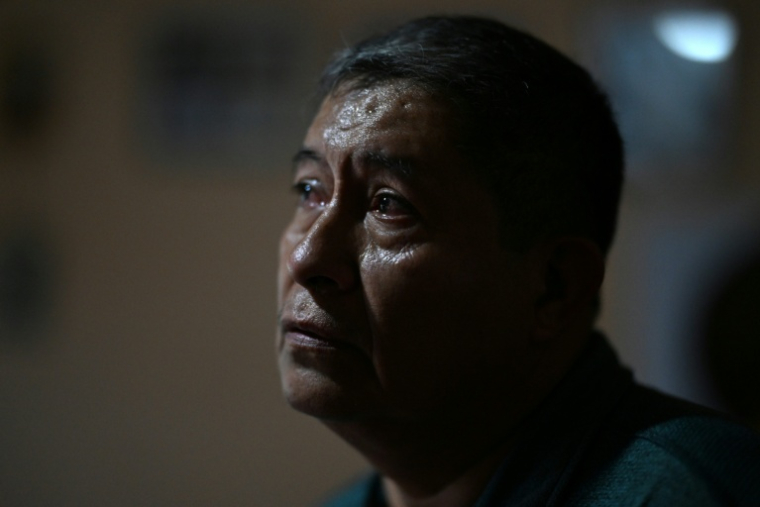 Reynaldo Santos, père de Jonathan Santos, qui a été placé en détention, lors d'un entretien avec l'AFP à son domicile de Soyapango, au Salvador, le 9 mars 2026 ( AFP / STRINGER )