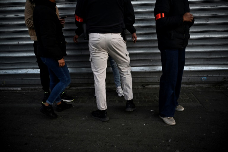 Les contrôles d'identité ont augmenté de 10% entre 2016 et 2024 pour atteindre un quart de la population française, selon une enquête du Défenseur des droits ( AFP / JULIEN DE ROSA )