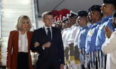 Le président français Emmanuel Macron (au centre à d.) et son épouse Brigitte Macron (à g.) sont accueillis par des responsables indiens à leur arrivée à Bombay, en Inde, le 17 février 2026 ( AFP / Ludovic MARIN )