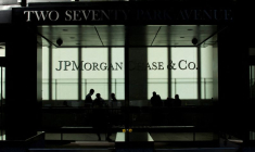 Des personnes marchent à l'intérieur du siège de JP Morgan à New York