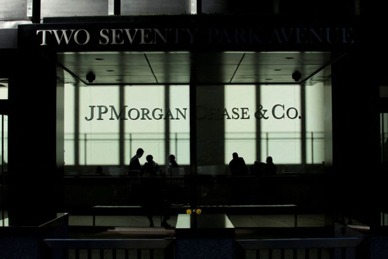 Des personnes marchent à l'intérieur du siège de JP Morgan à New York