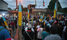 Des partisans de l'ancien président bolivien Evo Morales, des lances en bois à la main, se rassemblent aux portes de Lauca Eñe, dans la province du Chapare, en Bolivie, le 27 avril 2025 ( AFP / AIZAR RALDES )