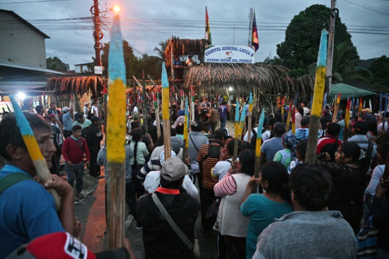 Des partisans de l'ancien président bolivien Evo Morales, des lances en bois à la main, se rassemblent aux portes de Lauca Eñe, dans la province du Chapare, en Bolivie, le 27 avril 2025 ( AFP / AIZAR RALDES )