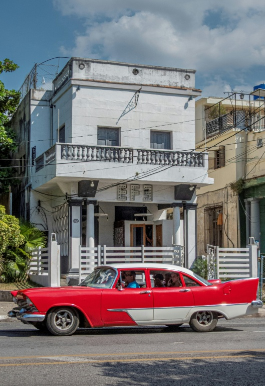 Une voiture passe devant le bar EFE,  propriété de l'influenceur cubain Sandro Castro, petit-fils de feu Fidel Castro, le 29 juillet 2025 à La Havane, à Cuba ( AFP / Adalberto ROQUE )