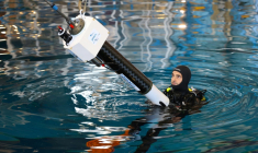 Un technicien en combinaison de plongée manipule un flotteur Argo au centre de contrôle Ifremer pour le calcul et les données en mer à Plouzané, le 15 octobre 2025 dans le Finistère ( AFP / Fred TANNEAU )