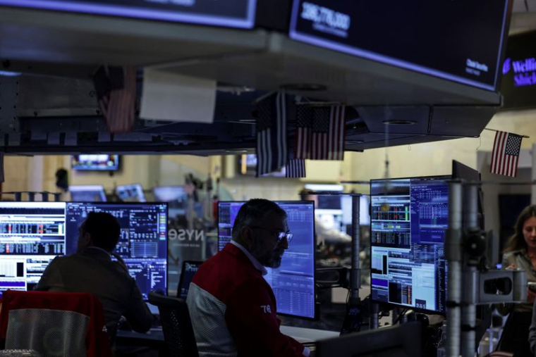 Les traders travaillent sur le parquet de la Bourse de New York