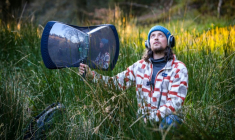 L'ornithologue irlandais Sean Ronayne enregistre des chants d'oiseaux, près de Cobh, le 3 avril 2025 ( AFP / Paul Faith )