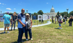 Gayle Nicholls-Ali, 69 ans et son époux Rasheed Ali, 72 ans, dont la maison est partie en fumée lors des incendies ravageurs de Los Angeles début 2025, à Washington, le 24 juin 2026 pour raconter leur histoire et demander des comptes auprès des élus du Congrès ( AFP / Charlotte CAUSIT )