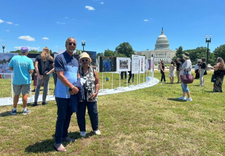 Gayle Nicholls-Ali, 69 ans et son époux Rasheed Ali, 72 ans, dont la maison est partie en fumée lors des incendies ravageurs de Los Angeles début 2025, à Washington, le 24 juin 2026 pour raconter leur histoire et demander des comptes auprès des élus du Congrès ( AFP / Charlotte CAUSIT )