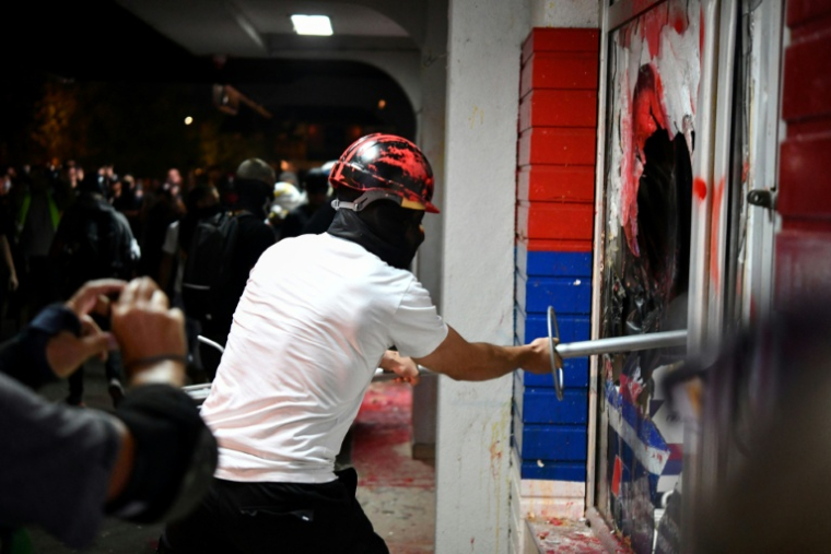 Des locaux du parti au pouvoir SNS vandalisés en marge de manifestations à Novi Sad en Serbie  le 14 août 2025  ( AFP / STRINGER )