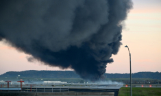De la fumée s'élève de l'accident aérien près de l'aéroport de Louisville, dans le Kentucky, le 4 novembre 2025 ( GETTY IMAGES NORTH AMERICA / Stephen Cohen )