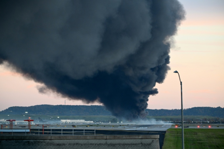 De la fumée au-dessus du site du crash d'un avion-cargo près de l'aéroport international de Louisville, dans le Kentucky, le 4 novembre 2025 ( GETTY IMAGES NORTH AMERICA / Stephen Cohen )