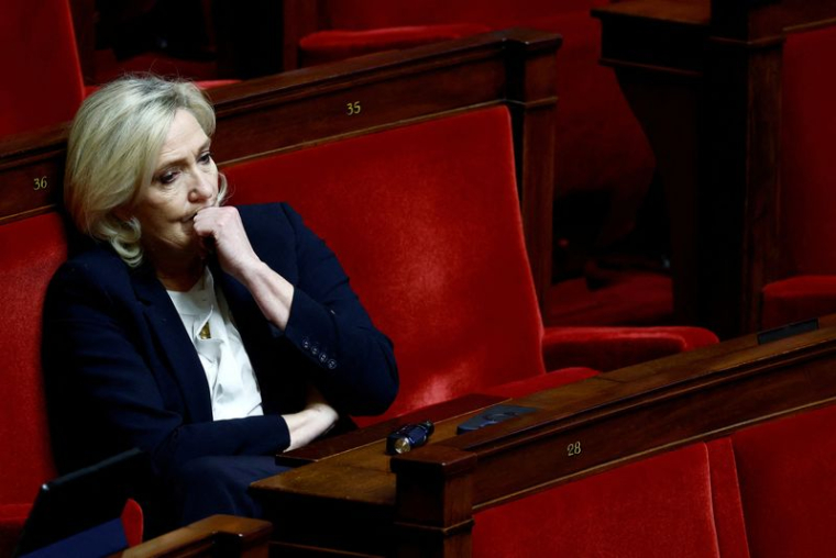 Les parlementaires débattent et votent la motion de censure contre le gouvernement français