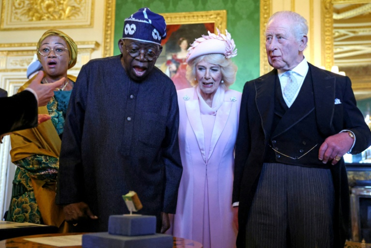Le président nigérian Bola Tinubu (2e à gauche), son épouse Oluremi Tinubu (à gauche), la reine Camilla et le roi Charles III d'Angleterre (à droite) au château de Windsor, le 18 mars 2026 ( POOL / Hannah McKay )