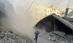 Un garçon palestinien fuit en courant des frappes aériennes à Jabalia, dans le nord de la bande de Gaza, le 19 août 2025 ( AFP / Bashar TALEB )