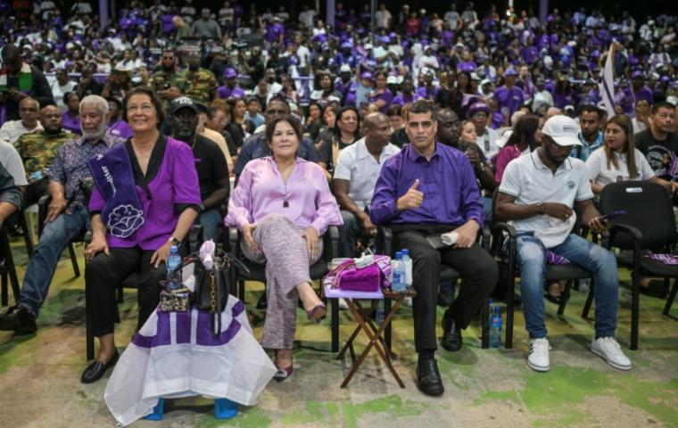 Michael Ashwin Adhin (D), Ingrid Bouterse-Waldring (C) et Jennifer Simons (G), candidats du Parti national démocratique (PND), lors d'un rassemblement à Paramaribo le 23 mai 2025 ( AFP / Juan BARRETO )