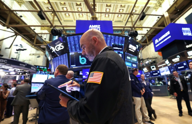 Des opérateurs à la Bourse de New York le 23 juin 2025. ( AFP / TIMOTHY A. CLARY )