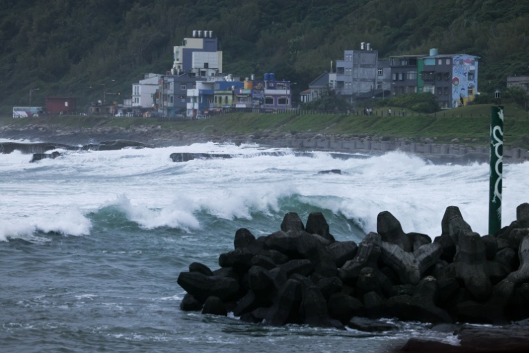 Des vagues s'écrasent le long de la côte à l'approche du typhon Champi à Keelung, à Taïwan, le 22 octobre 2026 ( AFP / I-Hwa Cheng )