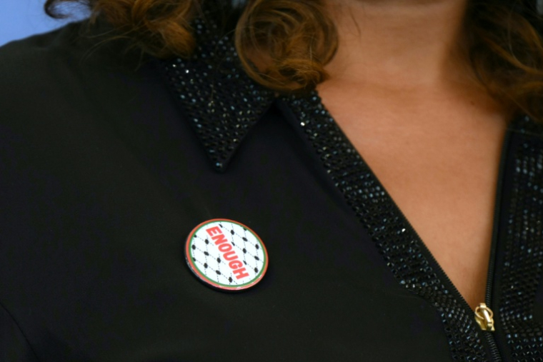 Kaouther Ben Hania, portant un badge proclamant "Assez", à la Mostra de Venise, le 3 septembre 2025 ( AFP / Tiziana FABI )
