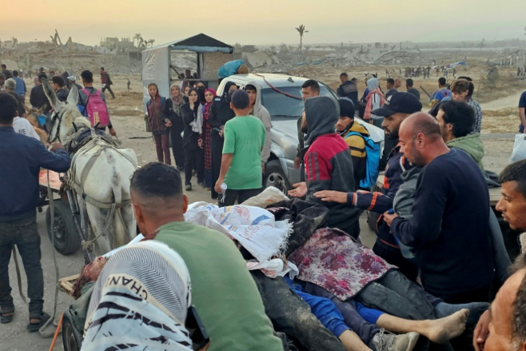 Des Palestiniens emportent des corps après des tirs attribués par les secours à l'armée israélienne près d'un centre de distribution d'aide, à Rafah, dans le sud de la bande de Gaza, le 1er juin 2025 ( AFP / - )