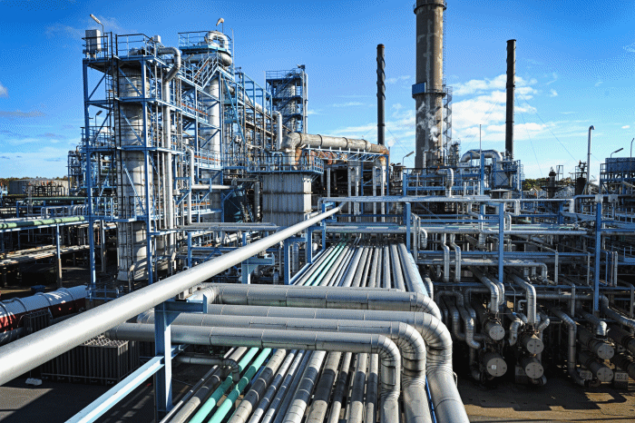 Depuis l'été 2014, l'offre d'hydrocarbures est surabondante au niveau mondial.