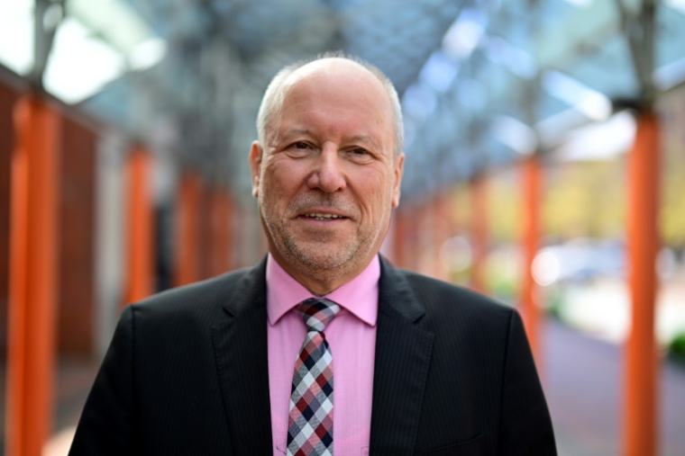 Le maire de la ville allemande de Guben, Fred Mahro devant sa maire dans l'est de l'Allemagne, à la frontière polonaise, le 9 mai 2025 ( AFP / John MACDOUGALL )