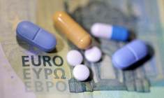 L'illustration montre un billet d'euro et des médicaments