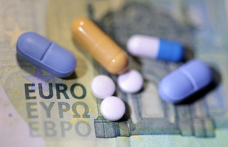 L'illustration montre un billet d'euro et des médicaments