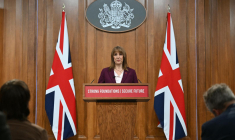 Rachel Reeves, ministre chargée des Finances, prononce un discours dans la salle de presse du 9 Downing Street  à Londres, le 4 novembre 2025. ( POOL / JUSTIN TALLIS )