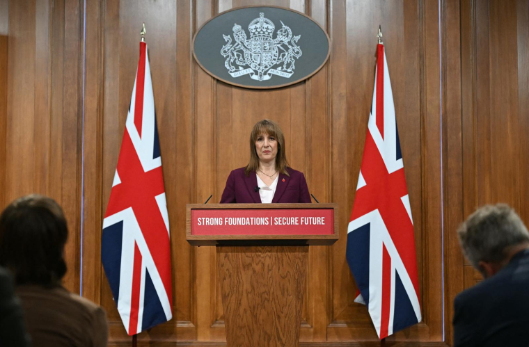 Rachel Reeves, ministre chargée des Finances, prononce un discours dans la salle de presse du 9 Downing Street  à Londres, le 4 novembre 2025. ( POOL / JUSTIN TALLIS )