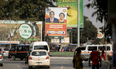 Une affiche de campagne électorale du président zambien sortant, Hakainde Hichilema, le 9 août 2026 dans une rue de Lusaka ( AFP / GIANLUIGI GUERCIA )