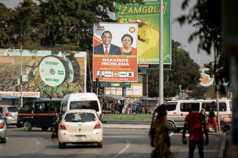 Une affiche de campagne électorale du président zambien sortant, Hakainde Hichilema, le 9 août 2026 dans une rue de Lusaka ( AFP / GIANLUIGI GUERCIA )