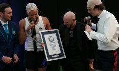 Le rappeur américain Pitbull (2eD) reçoit son diplôme du Guinness des records grâce à un rassemblement de 22.141 fans portant de faux crânes chauves, le 10 juillet 2026 à Londres ( AFP / CARLOS JASSO )