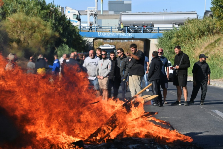 Des pêcheurs bloquent l'accès au dépôt pétrolier de Frontignan près de Sète dans l'Hérault, le 17 septembre 2026 ( AFP / Sylvain THOMAS )
