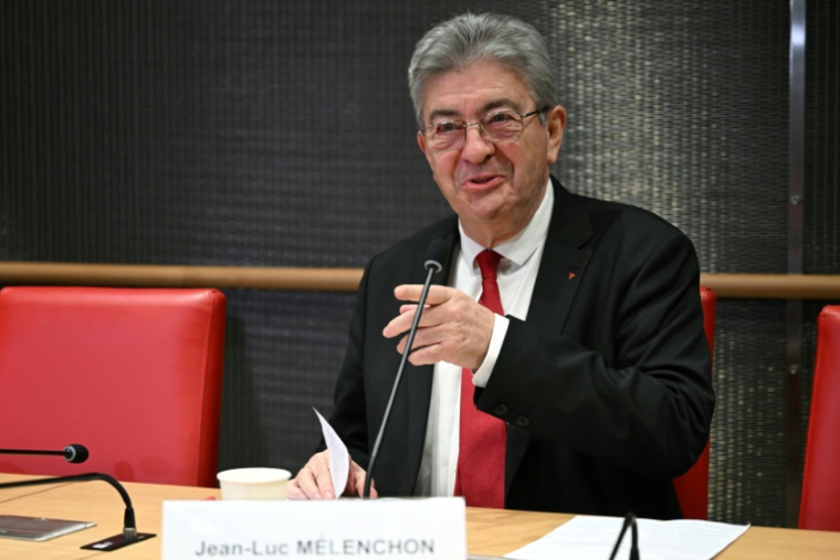Le leader de La France insoumise Jean-Luc Mélenchon lors de son audition devant la commission d'enquête parlementaire sur des liens supposés entre mouvements politiques et réseaux islamistes, le 6 décembre 2025 à Paris ( AFP / Bertrand GUAY )