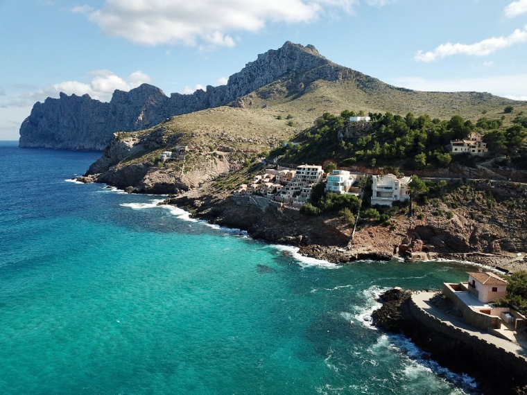 Empêchés de profiter de leur résidence secondaire sous le soleil de l'île espagnole de Majorque, de nombreux Allemands se plaignent auprès des autorités (Crédits photo : Unsplash - Thomas MARCHAND )