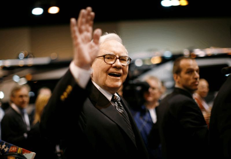 WARREN BUFFETT DÉFEND SES INVESTISSEMENTS DANS DES SOCIÉTÉS COMME APPLE