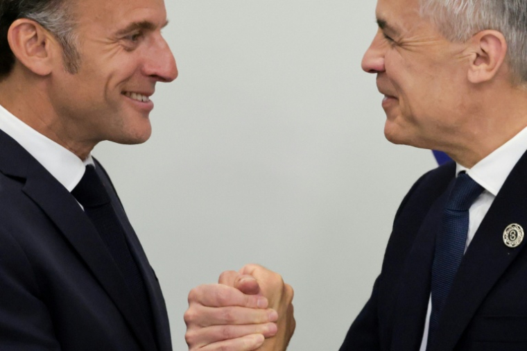 Le président français Emmanuel Macron et le Premier ministre canadien Mark Carney lors du 8ème sommet de la Communauté politique européenne le 4 mai 2026 à Erevan ( AFP / Ludovic MARIN )