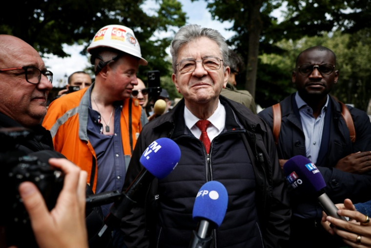 Jean-Luc Mélenchon (c), leader de La France Insoumise (LFI) et candidat à la présidentielle de 2027, le 11 juin 2026 à Paris ( AFP / SIMON WOHLFAHRT )