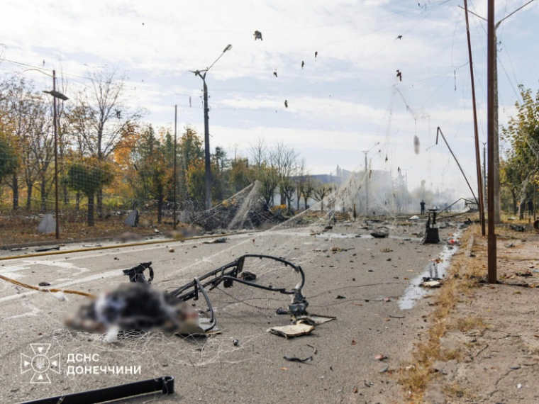 Photo diffusée par le Service d'État ukrainien pour les situations d'urgence le 8 octobre 2026 montrant le site où deux bus ont été touchés par une frappe russe à Kramatorsk, près de la ligne de front, dans l'est de l'Ukraine ( Ukrainian State Emergency Service / Handout )