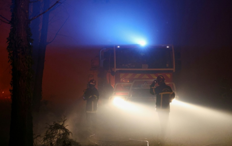 Des pompiers à Luglon, dans les Landes, le 14 août 2026 ( AFP / ROMAIN PERROCHEAU )
